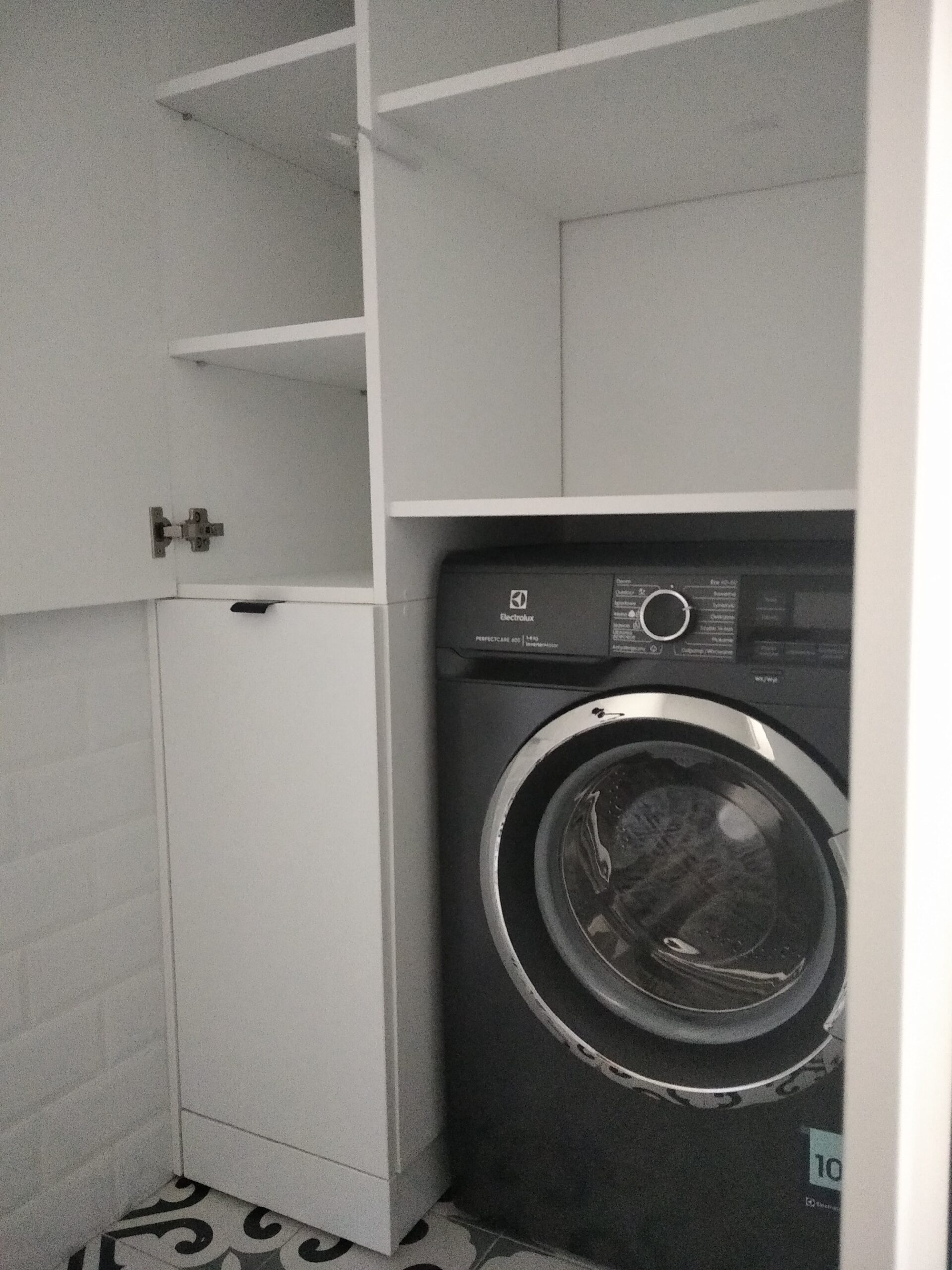 Zabudowa meblowa z pralką w łazience.